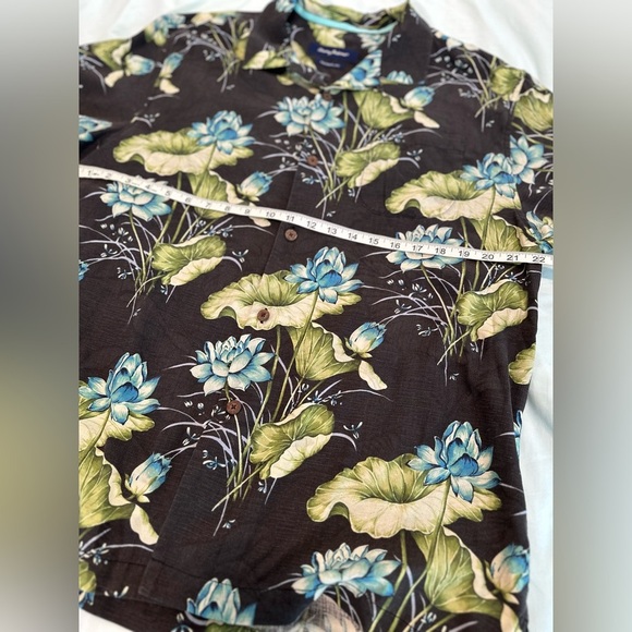 Tommy Bahama Size Large Silk Blend Blue Floral Hawaiian Shirt. Button Down. - Picture 3 of 11